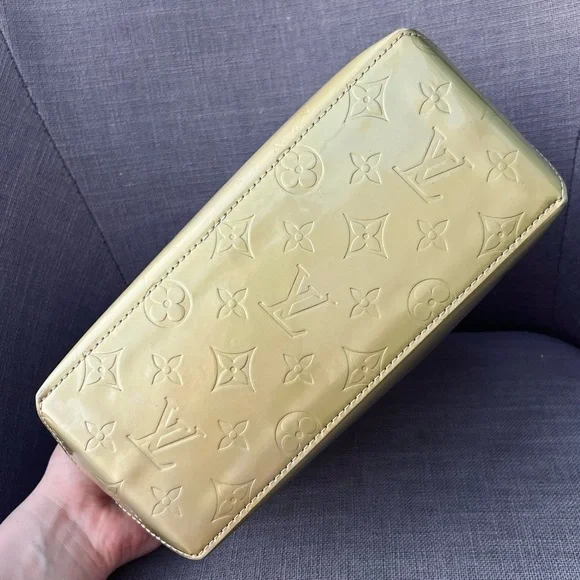 RESERVED LOUIS VUITTON Vernis Reade PM Perle
Monogram Patent Leather Tote - Picture 2 of 9